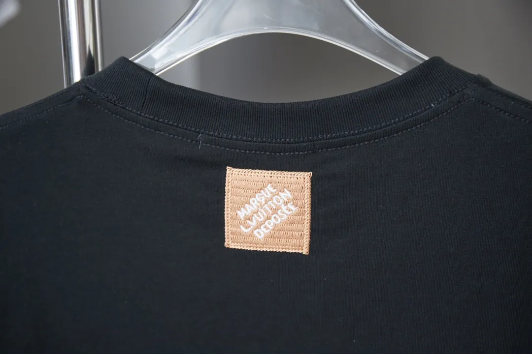 🅿️180 Louis LV 25ss new early spring short-sleeved LV letter logo embroidered short-sleeved light luxury essential item for daily commuting for men and women Correct version Welcome to compare Detailed features · Gold thread embroidery chapter technology is combined, interweaving metal threads with other silk threads · Double-needle stitching cross-stitch technology · Original main mark washed tag brand moisture-proof paper packaging Color: black/white Size: S/M/L/XL
